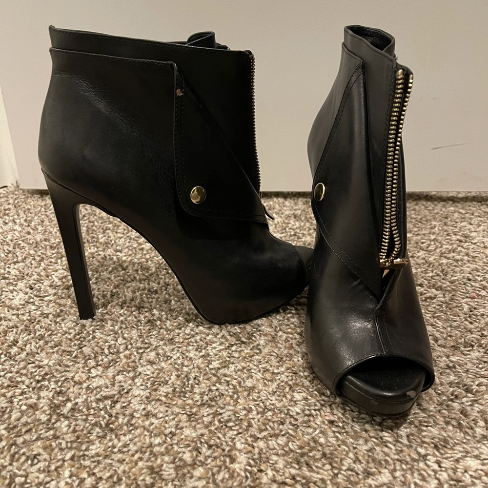Black with gold button and zipper BGBG bootie!